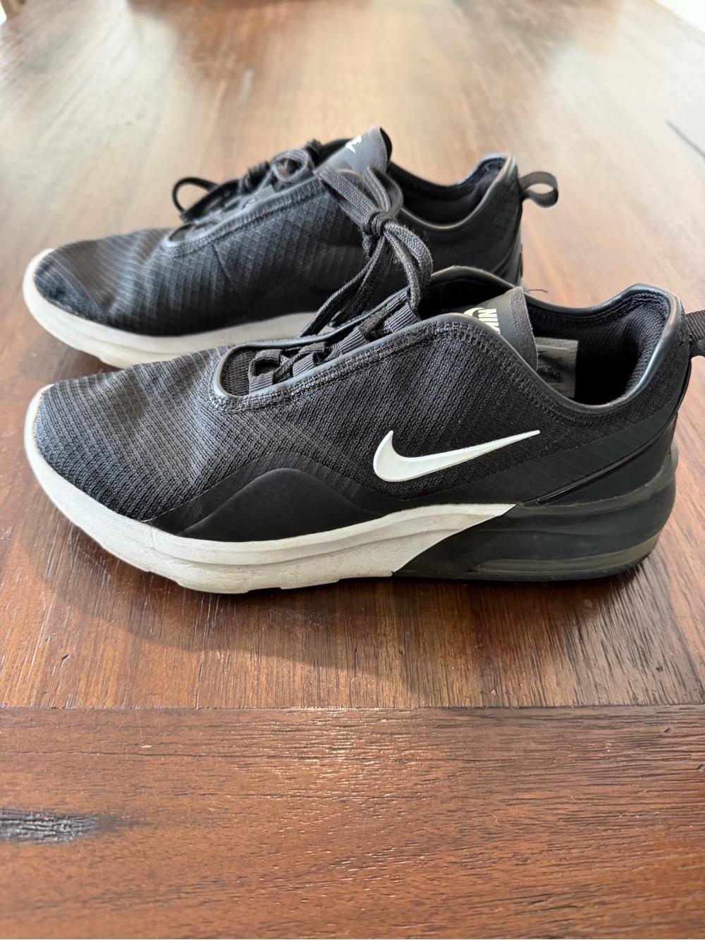 Nike Womans Black Lightweight Running Shoes with White Swoosh Size 8